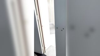 流出した動画には、ダンス教室のスタッフが命がけでトップモデルのトイレ使用中を盗撮し、彼女の陰部を丹念に撮影する様子が映っている ipcam (20)