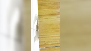 流出した動画には、ダンス教室のスタッフが命がけでトップモデルのトイレ使用中を盗撮し、彼女の陰部を丹念に撮影する様子が映っている ipcam (21)