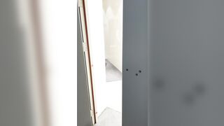 流出した動画には、ダンス教室のスタッフが命がけでトップモデルのトイレ使用中を盗撮し、彼女の陰部を丹念に撮影する様子が映っている ipcam (22)