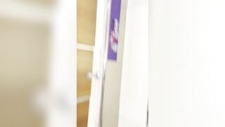 流出した動画には、ダンス教室のスタッフが命がけでトップモデルのトイレ使用中を盗撮し、彼女の陰部を丹念に撮影する様子が映っている ipcam (23)