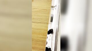 流出した動画には、ダンス教室のスタッフが命がけでトップモデルのトイレ使用中を盗撮し、彼女の陰部を丹念に撮影する様子が映っている ipcam (25)