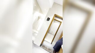 流出した動画には、ダンス教室のスタッフが命がけでトップモデルのトイレ使用中を盗撮し、彼女の陰部を丹念に撮影する様子が映っている ipcam (26)