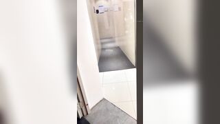 流出した動画には、ダンス教室のスタッフが命がけでトップモデルのトイレ使用中を盗撮し、彼女の陰部を丹念に撮影する様子が映っている ipcam (28)
