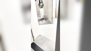 流出した動画には、ダンス教室のスタッフが命がけでトップモデルのトイレ使用中を盗撮し、彼女の陰部を丹念に撮影する様子が映っている ipcam (31)