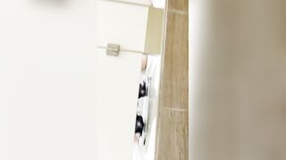 流出した動画には、ダンス教室のスタッフが命がけでトップモデルのトイレ使用中を盗撮し、彼女の陰部を丹念に撮影する様子が映っている ipcam (33)