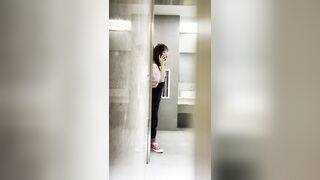 流出した動画には、ダンス教室のスタッフが命がけでトップモデルのトイレ使用中を盗撮し、彼女の陰部を丹念に撮影する様子が映っている ipcam (36)