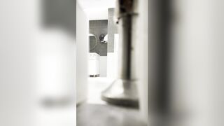 流出した動画には、ダンス教室のスタッフが命がけでトップモデルのトイレ使用中を盗撮し、彼女の陰部を丹念に撮影する様子が映っている ipcam (37)