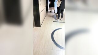 流出した動画には、ダンス教室のスタッフが命がけでトップモデルのトイレ使用中を盗撮し、彼女の陰部を丹念に撮影する様子が映っている ipcam (38)
