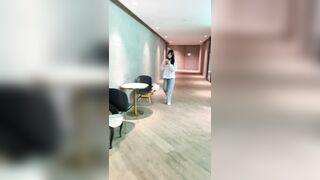 流出した動画には、ダンス教室のスタッフが命がけでトップモデルのトイレ使用中を盗撮し、彼女の陰部を丹念に撮影する様子が映っている ipcam (39)