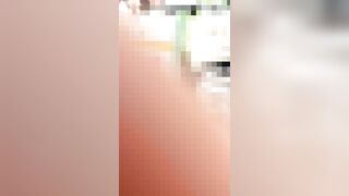 【ママさん胸チラ②】デパ地下でお買い物のママさん。撮影バレ寸前の粘着撮影 jav jvip ipcam