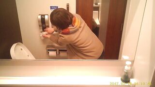 【トイレ盗撮】アソコの毛を剃る女性が登場！（他全７名） jav jvip ipcam