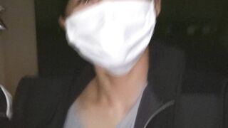 【ノーブラ確定】【純白パンツ発見】零されたスープを拭く配達員、その隙に乳首＆白パンティーのオカズGET jav jvip