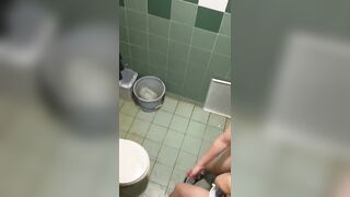 エッチなカップルがKTVの女子トイレでセックスしているところを隠し撮りされた、とても勇敢だ jav jvip