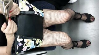 (電車対面）(顔出し)極ミニタイトスカートでパンストふとももをむき出しにする女子大生さんの▼ぞーんを観察してみました jav jvip ipcam 3