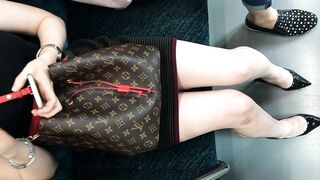 (電車対面）(顔出し)極ミニタイトスカートでパンストふとももをむき出しにする女子大生さんの▼ぞーんを観察してみました jav jvip ipcam