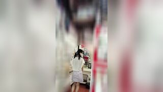 ゲームに夢中の細身の子・水玉パンツをじっくり撮影 voyeur jp