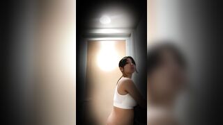 【着替え】SSS級爆乳美女セラピスト美巨乳とパイパンまんこが丸見え【素人洗面台】 voyeur jp