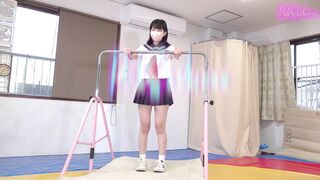 ミニスカ夏セーラー服で鉄棒、トランポリン運動 制服2人でパンチラ jav jvip