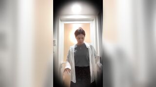 【スレンダー美乳】剛毛女子大生が風呂でマンコくぱぁ。笑顔で乳房をつねる。【民泊】 voyeur jp