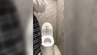 デパートのトイレでこっそりオナニーしちゃうJK143 jav jvip