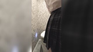 デパートのトイレでこっそりオナニーしちゃうJK142 voyeur jp