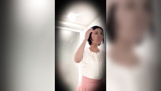 民泊】マンコを広げオッパイを揉む女子大生。パイパンの中に見えるくっきり小陰唇【巨乳】 voyeur jp