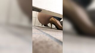 クラス１ の美少女おしっこうんこ , 大学マドンナの和式トイレ, 【FHD】【顔有】女性スタッフのSC籠り空爆　メガネ黒パンプス店員さん voyeur jp (2)