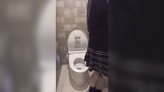 デパートのトイレでこっそりオナニーしちゃうJK141 voyeur jp