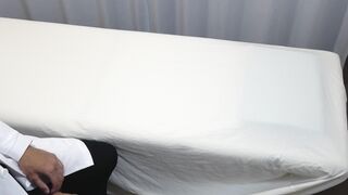 成長が著しいお胸を持つアイドル顔ティーンの心電図検査。検査中に深眠してしまう可愛い患者を2段構えで盗撮! voyeur jp