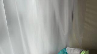 [ワクチン接種2名]ブラジャーずり落ち！ワンピの中を逆さ撮りするとそこには・・・[透けTバック] voyeur jp