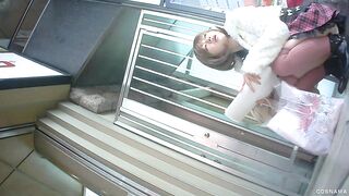 【アイドル】LIVEのビラ配りしている地下アイドルのパンチラをこっそり隠し撮り voyeur jp