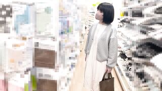 店内で潮吹き大噴射！美巨乳S級美女が衝撃の全裸ローアングルで♡M字開脚で店内オナニー【素人ノーブラ美巨乳】 voyeur jp