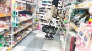 爆乳絶景アングル♡ワンピースの中は純白Tバックと巨乳輪のハーモニー♡【素人逆さ撮りローアングル】 voyeur jp