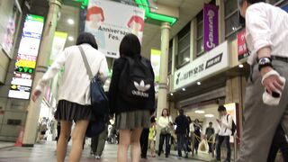 顔出し[4K高画質]最高級のロリっ子2人組の生ぱんつに遭遇！ロリ好きにおすすめ！少女のダブル純白パンティーをご堪能ください！！汚 voyeur jp