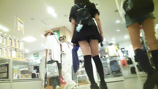ショッピングを楽しむ私服と制服 JKを下から眺める動画 voyeur jp