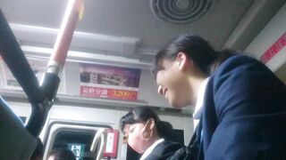 【バス痴漢 ＳＰ】 超アイドル級 優しい純粋な処女 Ｋに爆発 バレそうなところ友達の視界をふさぎ確信の受け入れ jav jvip