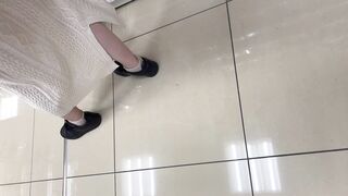 【逆さ撮り4人収録】ロンスカにショートブーツの子は大胆パンツ撮れます！普通女性を狙い打ち！ voyeur jp