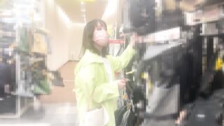 紐パンティずれハプニング♡美少女のパイパンおまんこ近距離射撃♡ローアングルM字開脚食い込み【素人逆さ撮りパンチラ】 voyeur jp