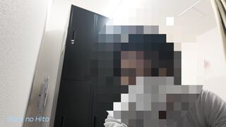 【某航空会社の社員流出】制服の下はTバックなんですね。別の日のフライト前の着替えを隠し撮りした動画です voyeur jp