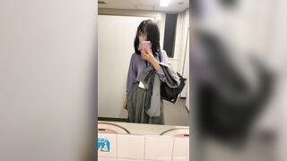 出入りの多いトイレで黒ストッキング脱いで大胆に露出自撮り ♡ voyeur jp