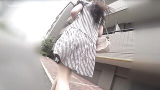 強風で捲れ上がってエロぱんちゅ ＆ストッキングとプリ巨尻が街中で丸見えに(;'∀')美巨尻で美脚めちゃカワお姉さんをストー○ング( voyeur jp