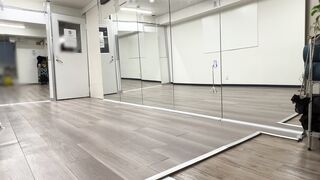 渋谷某パークでTIKTO〇を踊ってる二人組に声をかけ鏡の部屋で踊らせ反射の鏡を写撃 voyeur jp