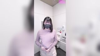 【縦型動画】巨乳JDさん、トイレで乳首見せつけエッチな自撮り jav jvip