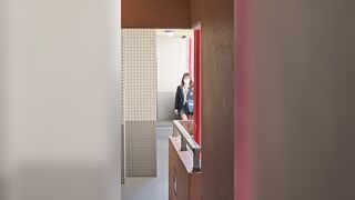 毎朝盗撮をした罰として可愛い子に廊下でたっぷり見せつけられました voyeur jp