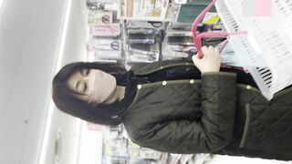 美脚で清楚な女の子！警戒心ゼロで何度も屈んでくれました voyeur jp