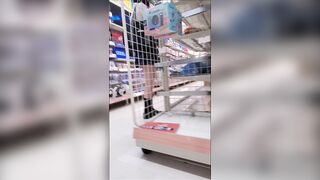 【見えてもお構いなし】 隙間からマ〇コがチラ ‼ 激ミニスカの美脚JKを長時間追跡撮り voyeur jp