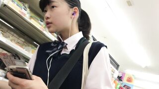 ごくごく普通のチェック柄スカートの制服女子は 、それでも隠れたオシャレにレース縁取りの純白生Ｐを！ JK42S-4K voyeur jp