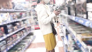 衝撃度抜群の穴空きパンツ ♡ノーブラで膨らみかけのちっぱいまで見えた絶景ハプニングアングル【素人美乳】 voyeur jp