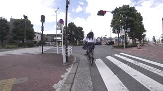 続・チャリめくり！2  生パンを街なかで丸見えにされる少女達 voyeur jp