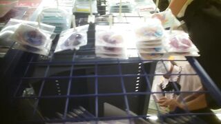 ショートカットが可愛い量産型女子のインナーの隙間を狙い撃ち voyeur jp